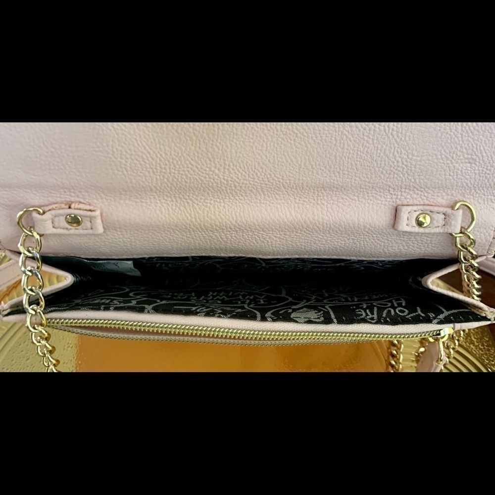BETSEY JOHNSONS Light pink heart detail small gold chain purse. - Picture 5 of 9